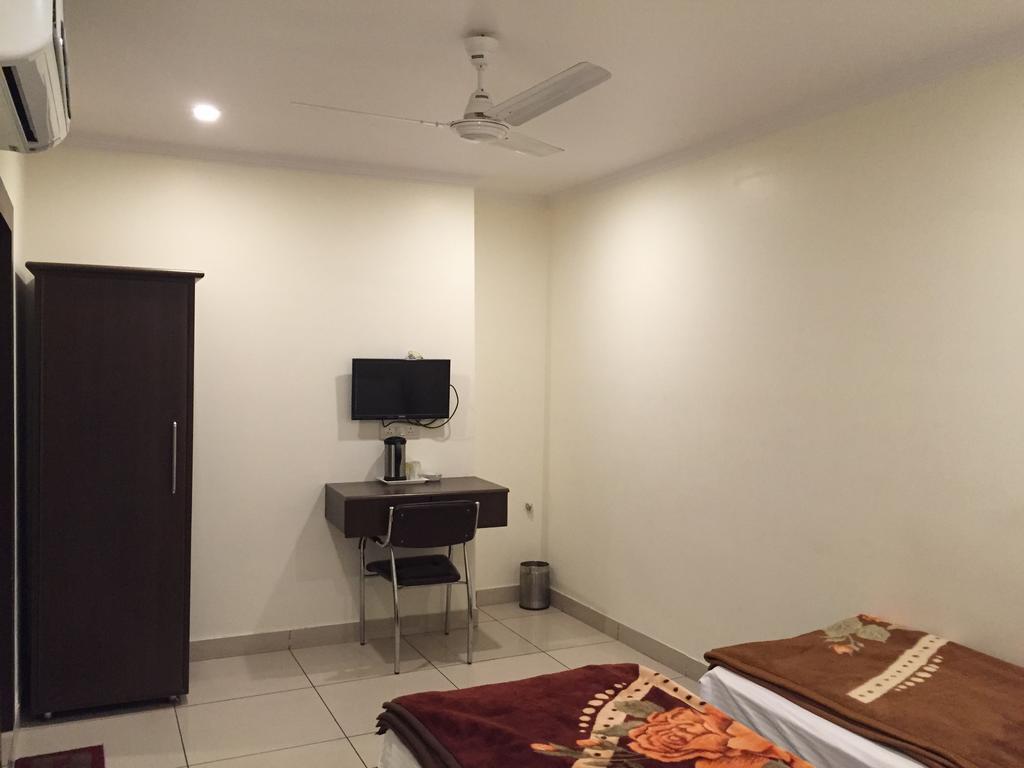 Hotel Surya Haldwāni Rum bild