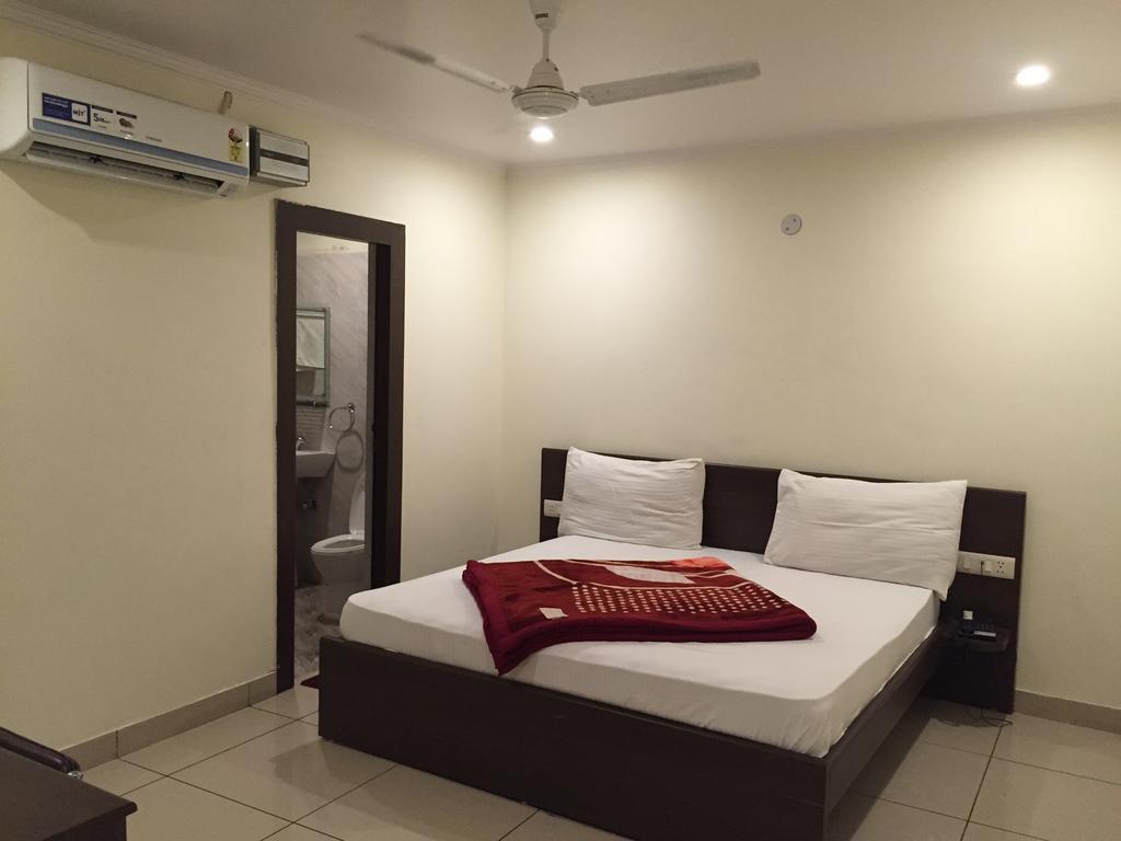 Hotel Surya Haldwāni Rum bild