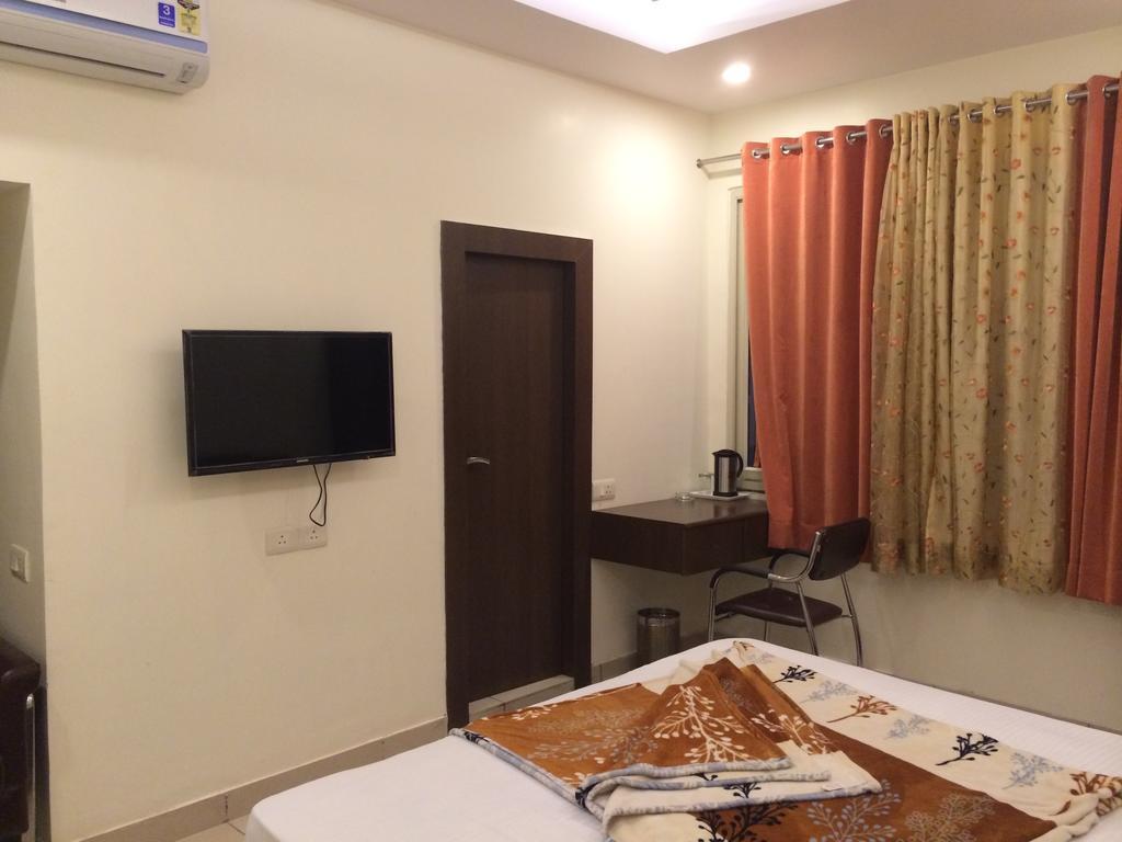 Hotel Surya Haldwāni Rum bild
