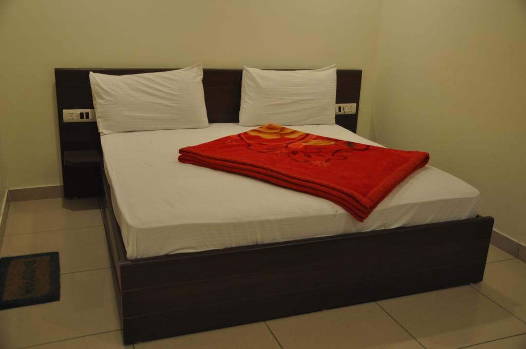 Hotel Surya Haldwāni Rum bild