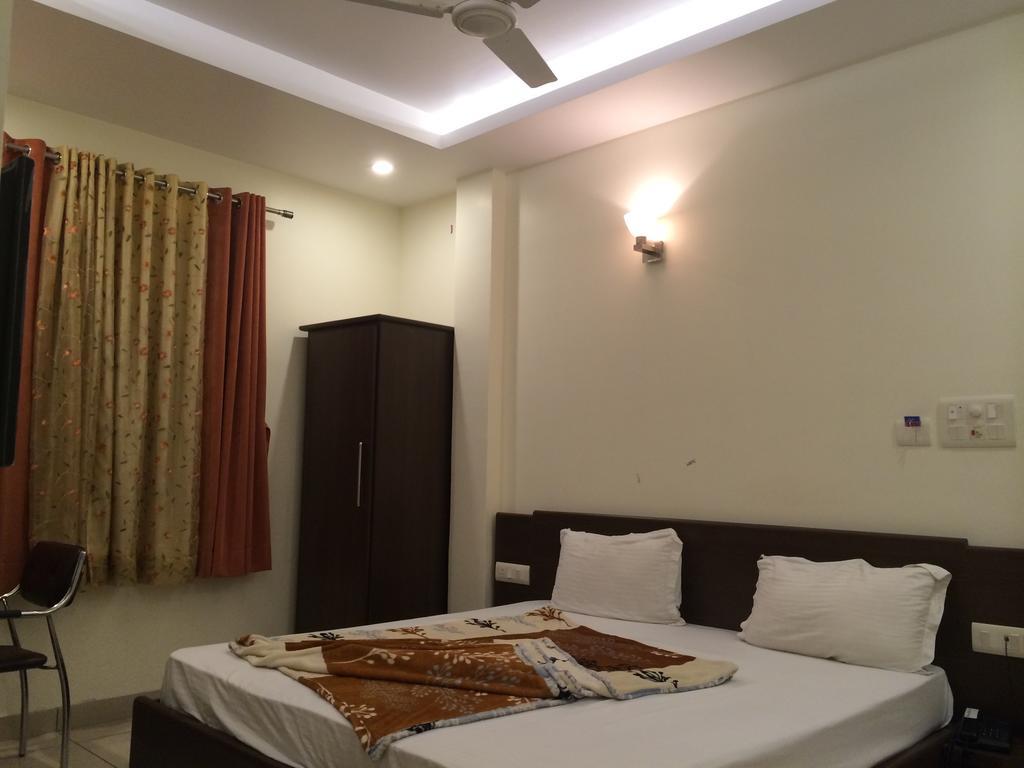 Hotel Surya Haldwāni Rum bild